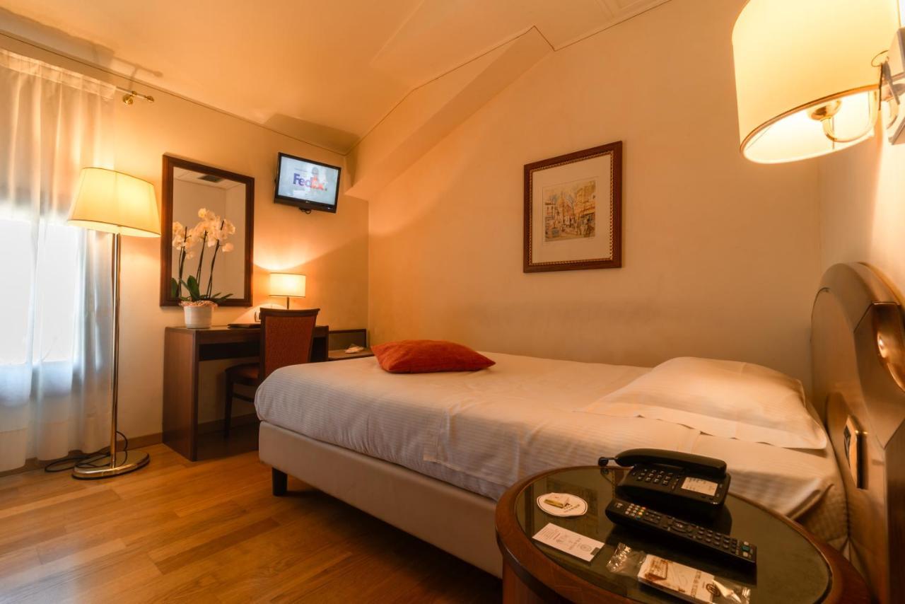 Hotel Alla Torre กัสเตลฟรันโก เวเนโต ภายนอก รูปภาพ